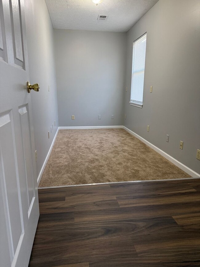 Building Photo - 2 bedroom 2 bath townhouse