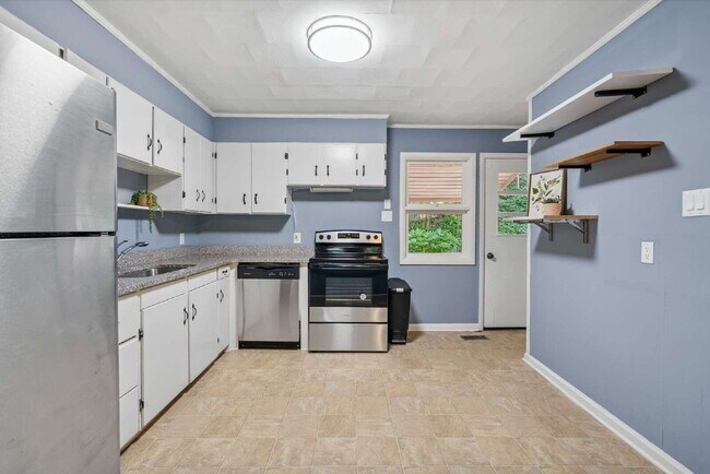 Building Photo - Charming 2-Bed Home with Hardwood Floors and Fenced in Yard