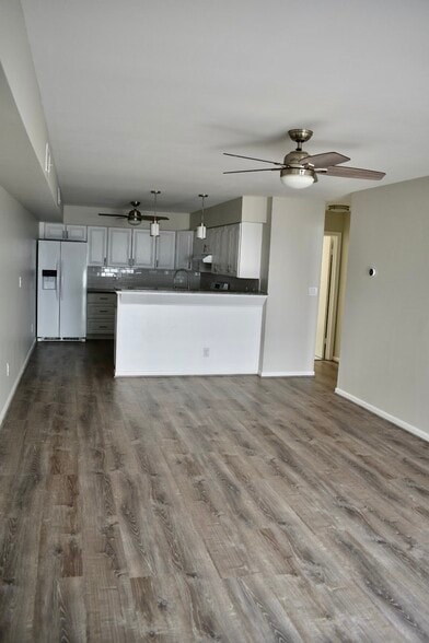 Open concept from kitchen to livingroom - 215 Beach St