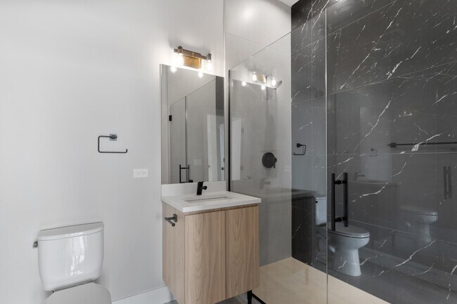 Building Photo - 2505 W Farragut Ave