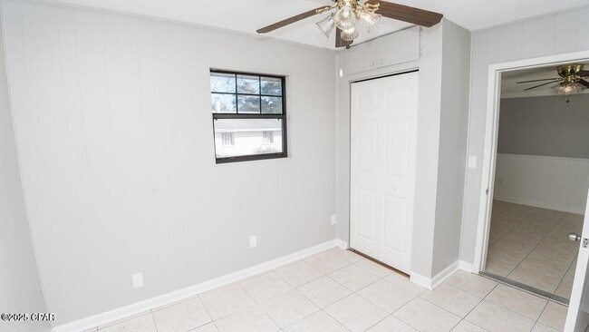 Building Photo - 247 Poinsettia Dr