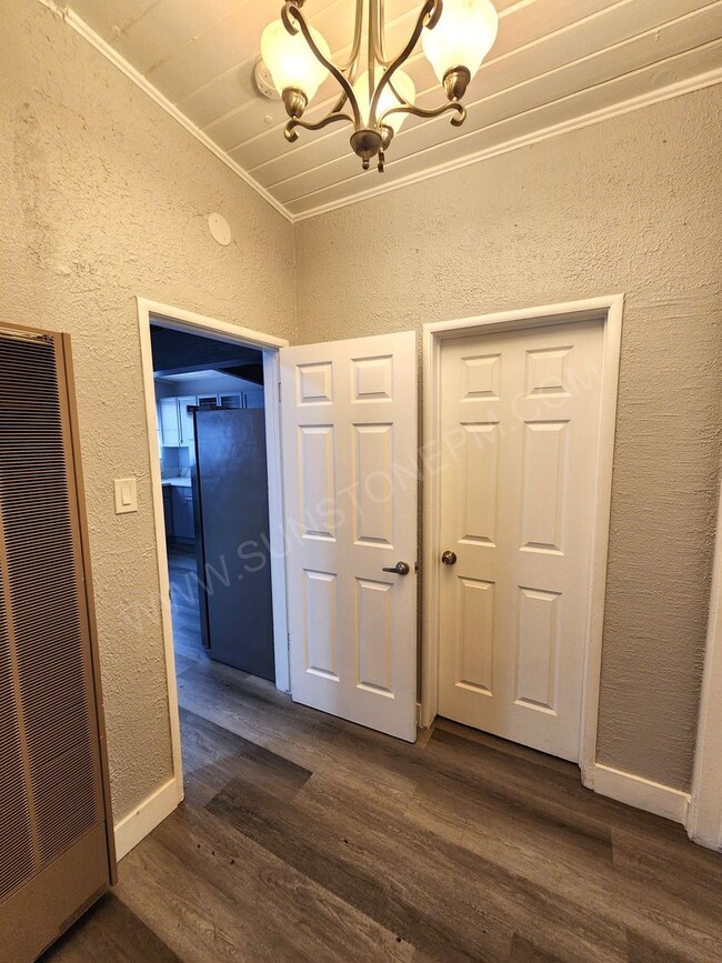 Building Photo - 2 Bedroom, 1 bathroom