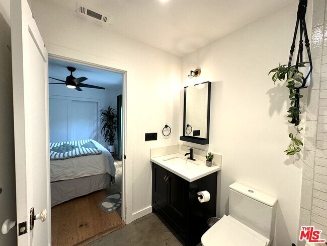 Building Photo - 2241 1/2 Harwood St