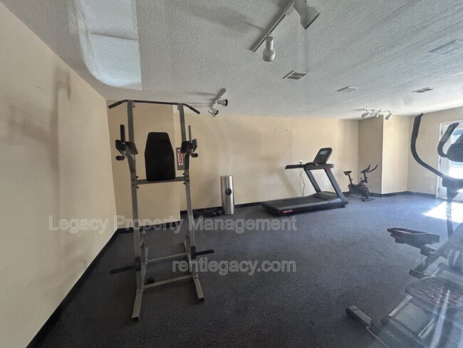 Building Photo - 3715 Tallyho Dr