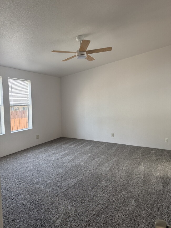 Building Photo - 841 S 11th Dr