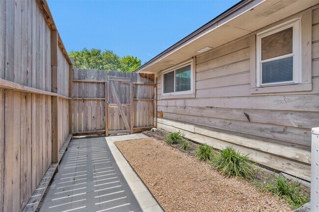 Building Photo - 4006 Blalock Rd