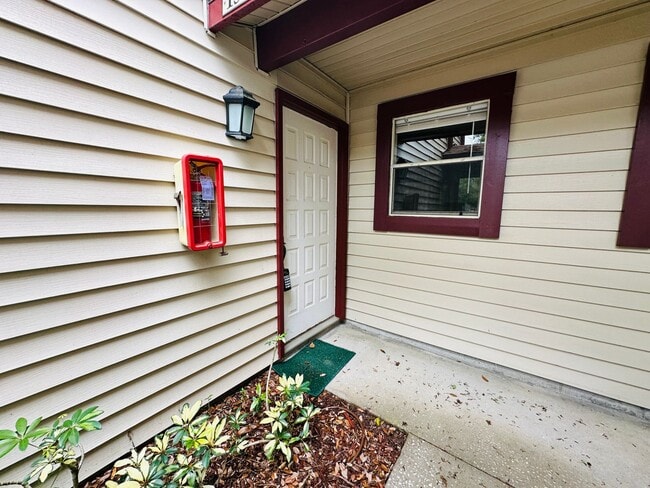 Building Photo - Stunning 1 Bedroom Condo in Pet-Friendly A...