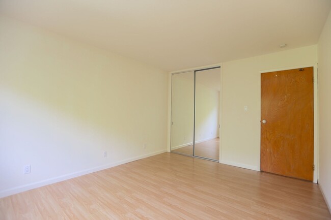 Building Photo - Twin Peaks: 1 Bed Apartment w/ Green View,...