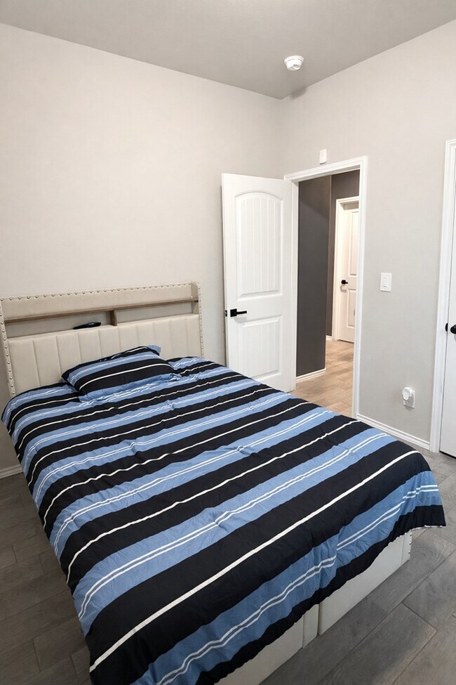 Building Photo - 2027 Ebbets Dr