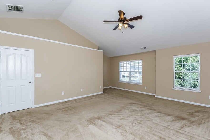 Building Photo - 3004 Centerview Dr