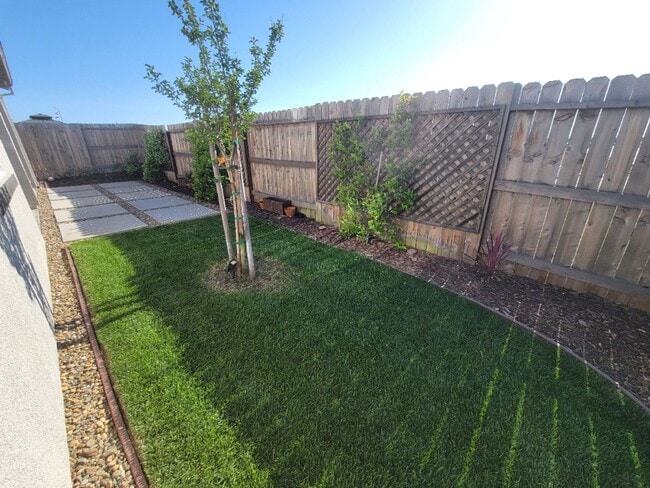 Building Photo - Beautiful 4/2/5 located in Lincoln w/ Sola...