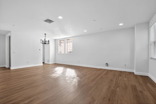 Building Photo - 4 Bedroom Townhome in West Palm Beach