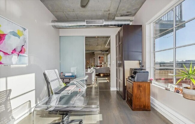 Building Photo - Downtown Loft Living at its Best