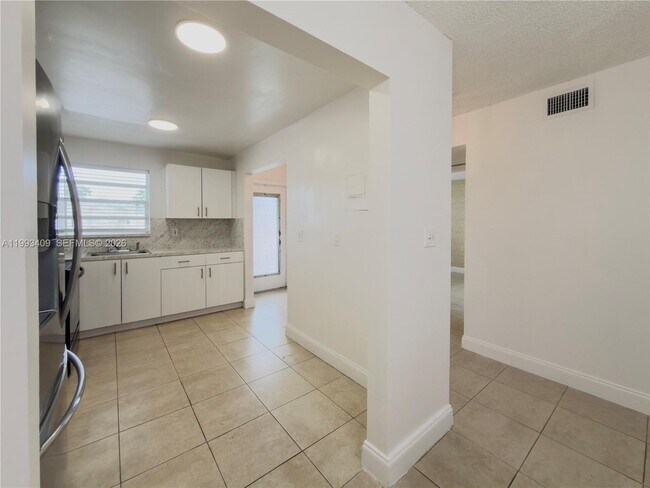 Building Photo - 609 S State Rd 7