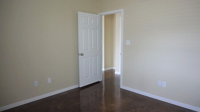 Building Photo - 4305 Cambridge Dr