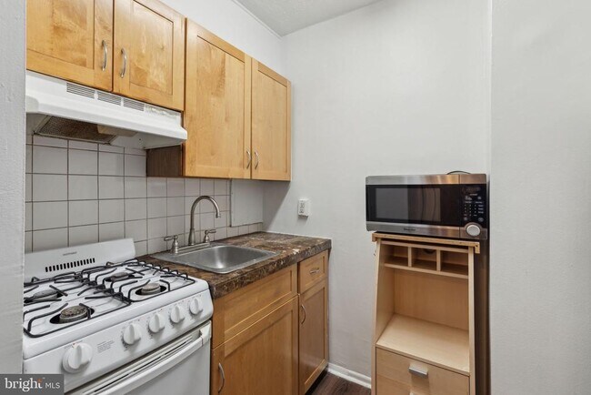 Building Photo - 2101-17 Chestnut St