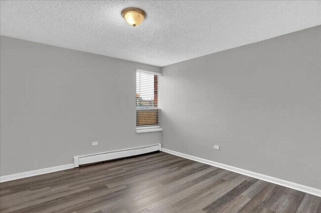 Building Photo - Beautifully Updated 1 Bed/1 Bath Apartment...
