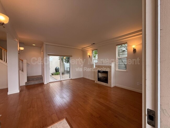 Building Photo - 2527 N Village Dr