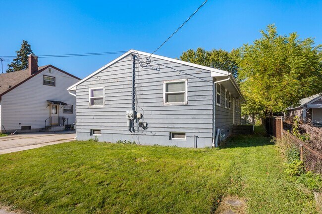 Building Photo - 120 Gruenwald Ave