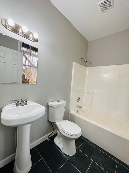 Building Photo - 19 Thompson St