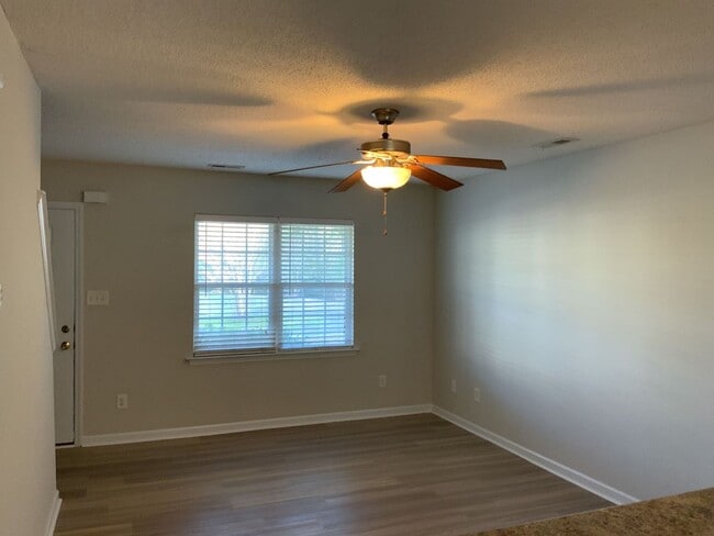 Building Photo - 2 Bedroom 2.5 Bathroom Townhome located in the The Gables!