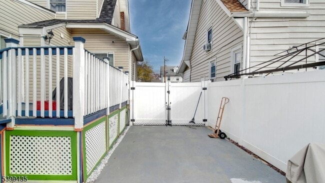 Building Photo - 836 Livingston Rd