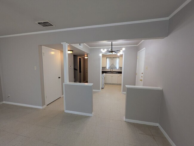 Building Photo - Southtrail Dr 501/503