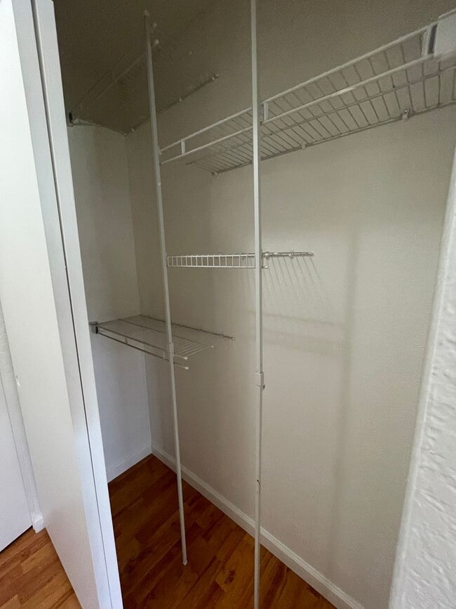 Building Photo - Spacious 2 Bedroom Townhouse w/ Parking in...