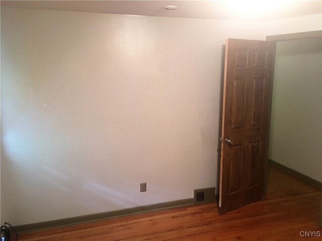 Building Photo - 285 Fellows Ave