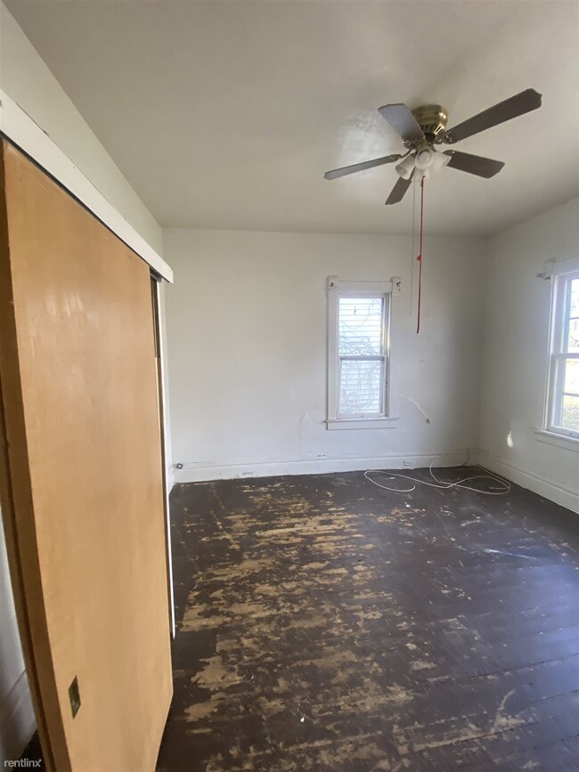 Building Photo - 3 br, 1 bath House - 2216 Northeast Monroe...