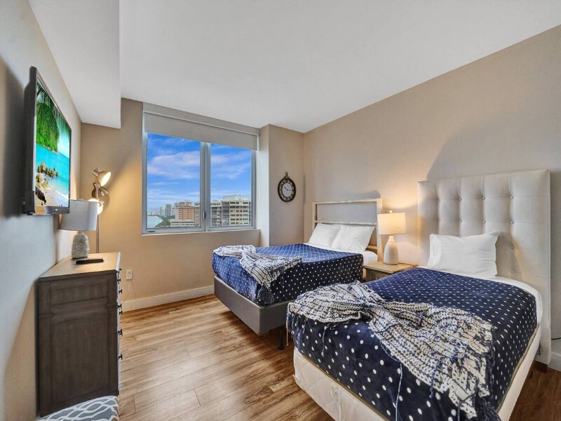 Building Photo - 2602 E Hallandale Beach Blvd