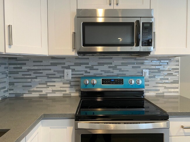 Building Photo - 7132 47th Ave SW