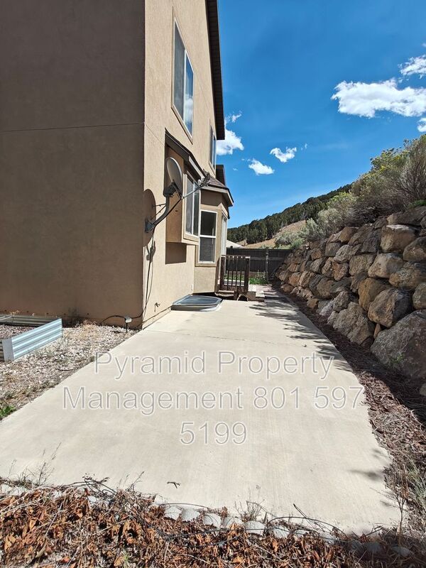 Building Photo - 2896 E Lookout Dr