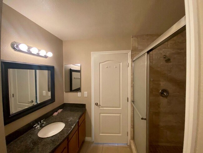 Building Photo - Spacious 1st Floor Condo at The Lakes