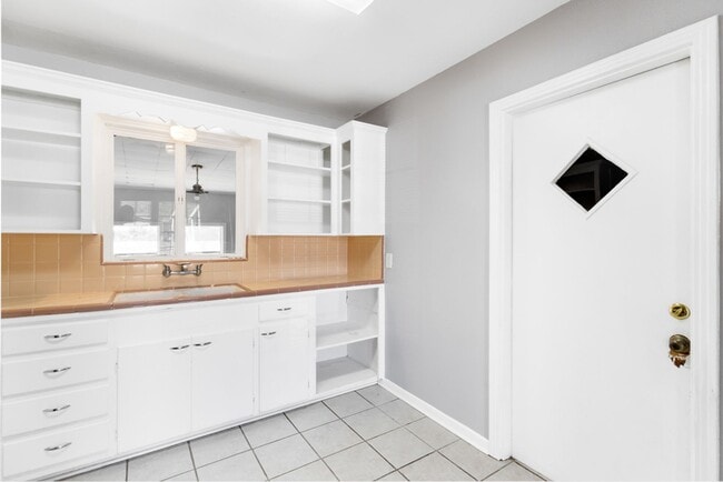 Building Photo - Charming Home Awaits: Spacious & Modern Living in a Prime Location