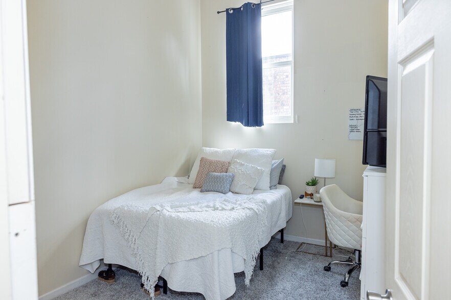 Full-sized windows in every bedroom - 38 N Court St