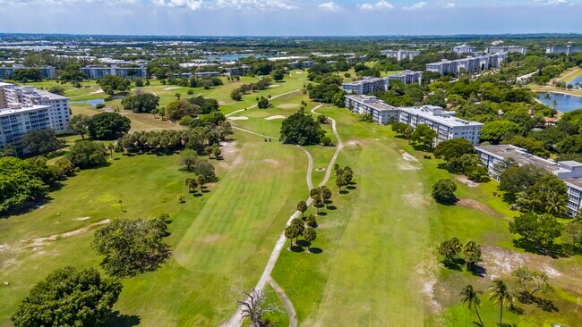 Building Photo - 2800 N Palm Aire Dr