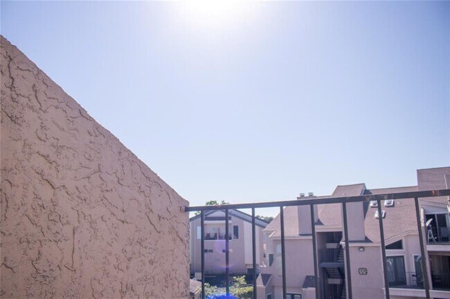 Building Photo - 10855 Meadowglen Ln