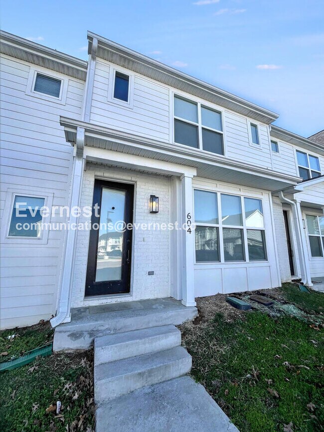 Building Photo - Limited Time Special Offer! / 3 Bed/2 Bath Townhome with Off-Street Parking / Pet-Friendly /Avail...
