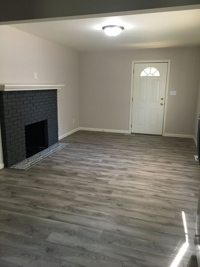 Building Photo - AVAILABLE NOW!!!  3 Bedroom, 2 Bath, 2 Car...