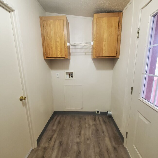 Building Photo - Newly Renovated Pet Friendly 3 Bed / 2 Bat...