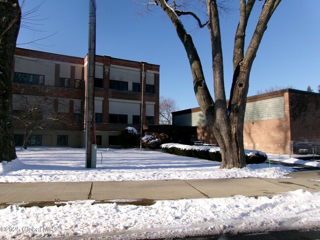 Building Photo - 222 S Ten Broeck St