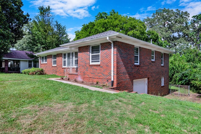 Building Photo - 204 3rd Ave