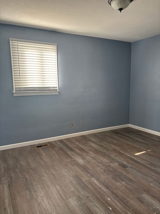 Building Photo - 2 Bedroom Home