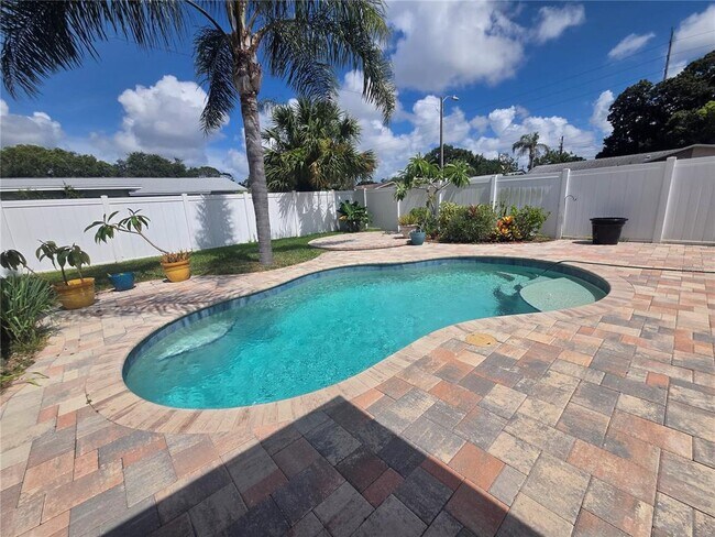 Building Photo - 1435 Santa Clara Dr