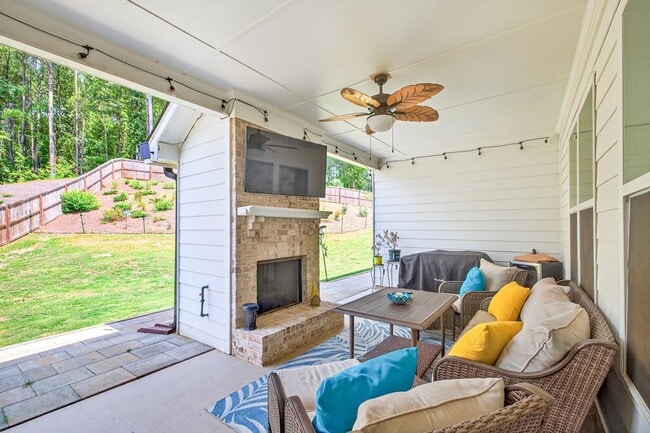 Building Photo - 2121 Charmond Dr