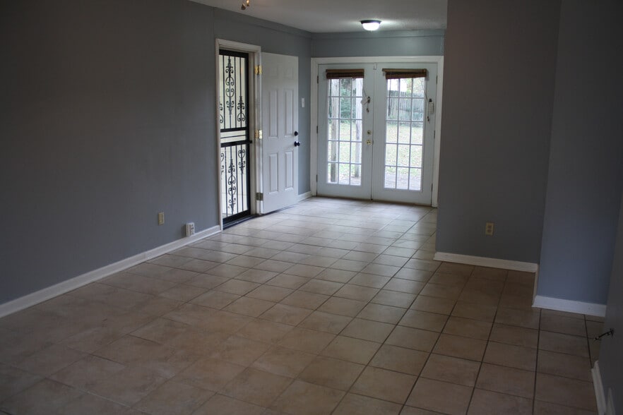 Dining - 2555 Eastbrook Dr