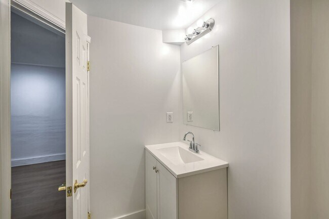 Building Photo - Columbia Heights Apartment | 1 Bed | 1 Bath | 450 Sf