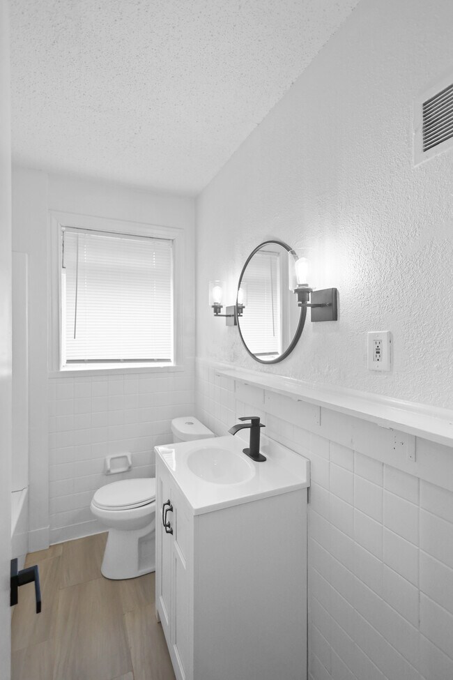 Building Photo - 6026 N Pointe Blvd