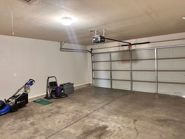 Building Photo - Newer 3 Bedroom off I-240- Move in Deposit-Free! (If Qualified)